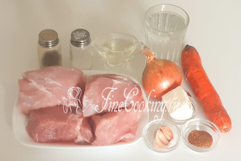 Продукты для жаркого из свинины: мясо, лук, морковь, чеснок и приправы