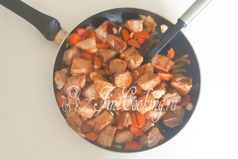 Мясо с овощами и специями, перемешанное в сковороде