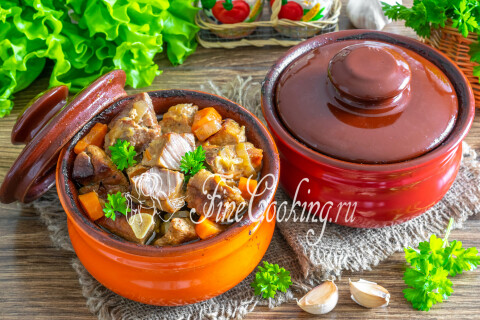 Жаркое из свинины с овощами в горшочке, поданное горячим к столу