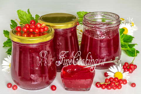 Желе из красной смородины в банке — густая масса рубинового цвета.