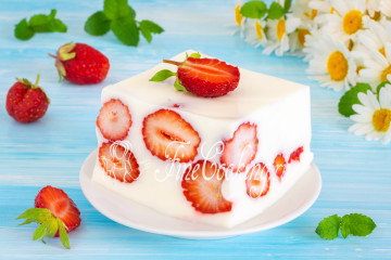 Желе из сметаны с клубникой