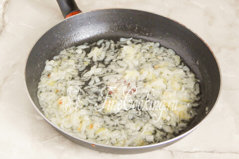 Готовый золотистый и мягкий тушёный лук на сковороде