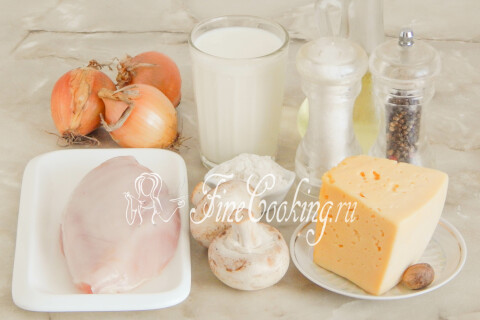Продукты для жюльена: шампиньоны, куриная грудка, сыр, лук, молоко, мускатный орех